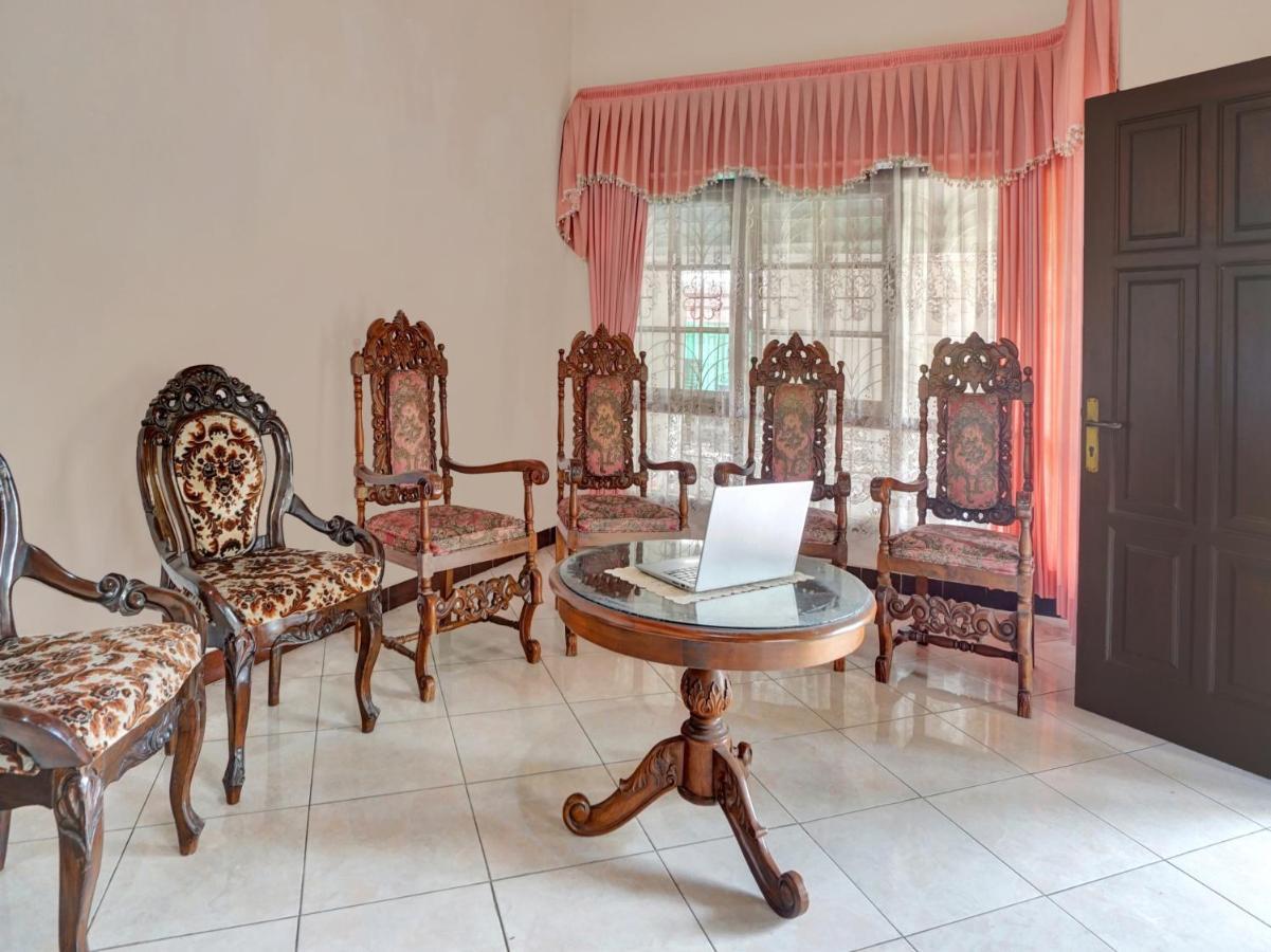Oyo Life 90539 Taman Borobudur Guest House Syariah Blimbing  外观 照片