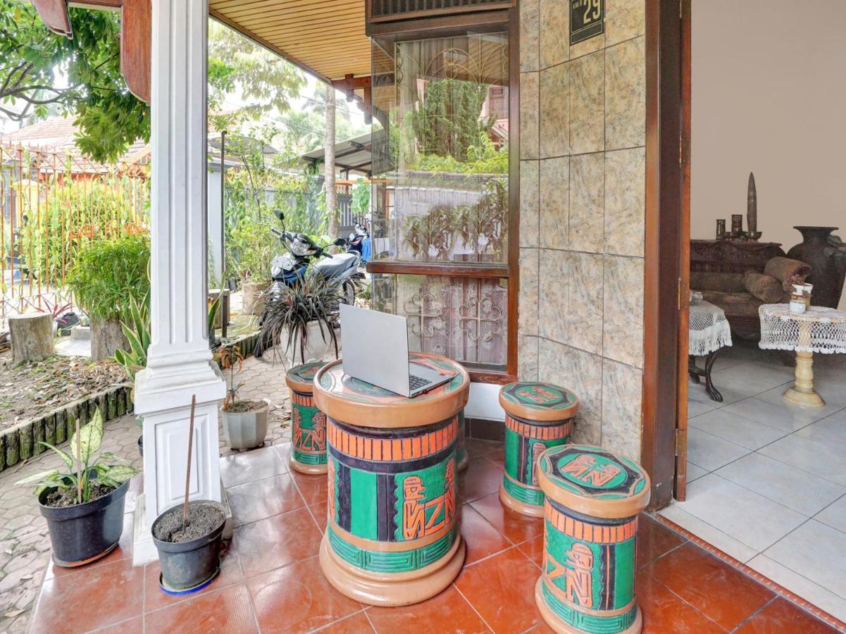 Oyo Life 90539 Taman Borobudur Guest House Syariah Blimbing  外观 照片