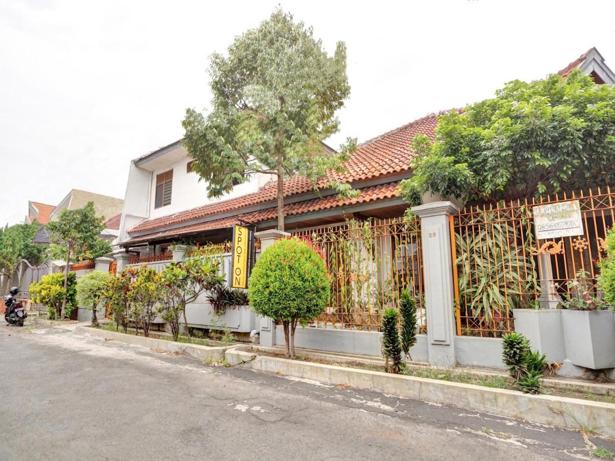 Oyo Life 90539 Taman Borobudur Guest House Syariah Blimbing  外观 照片