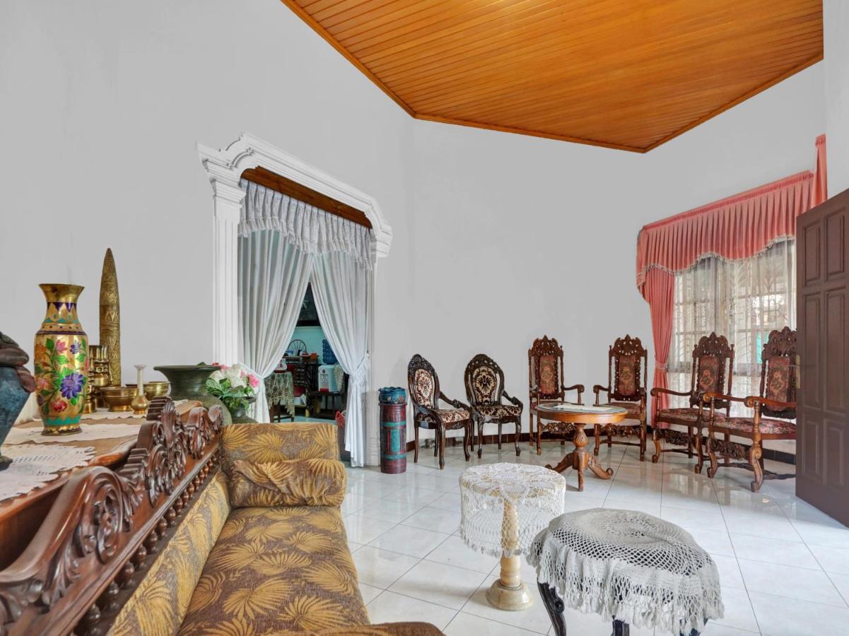 Oyo Life 90539 Taman Borobudur Guest House Syariah Blimbing  外观 照片
