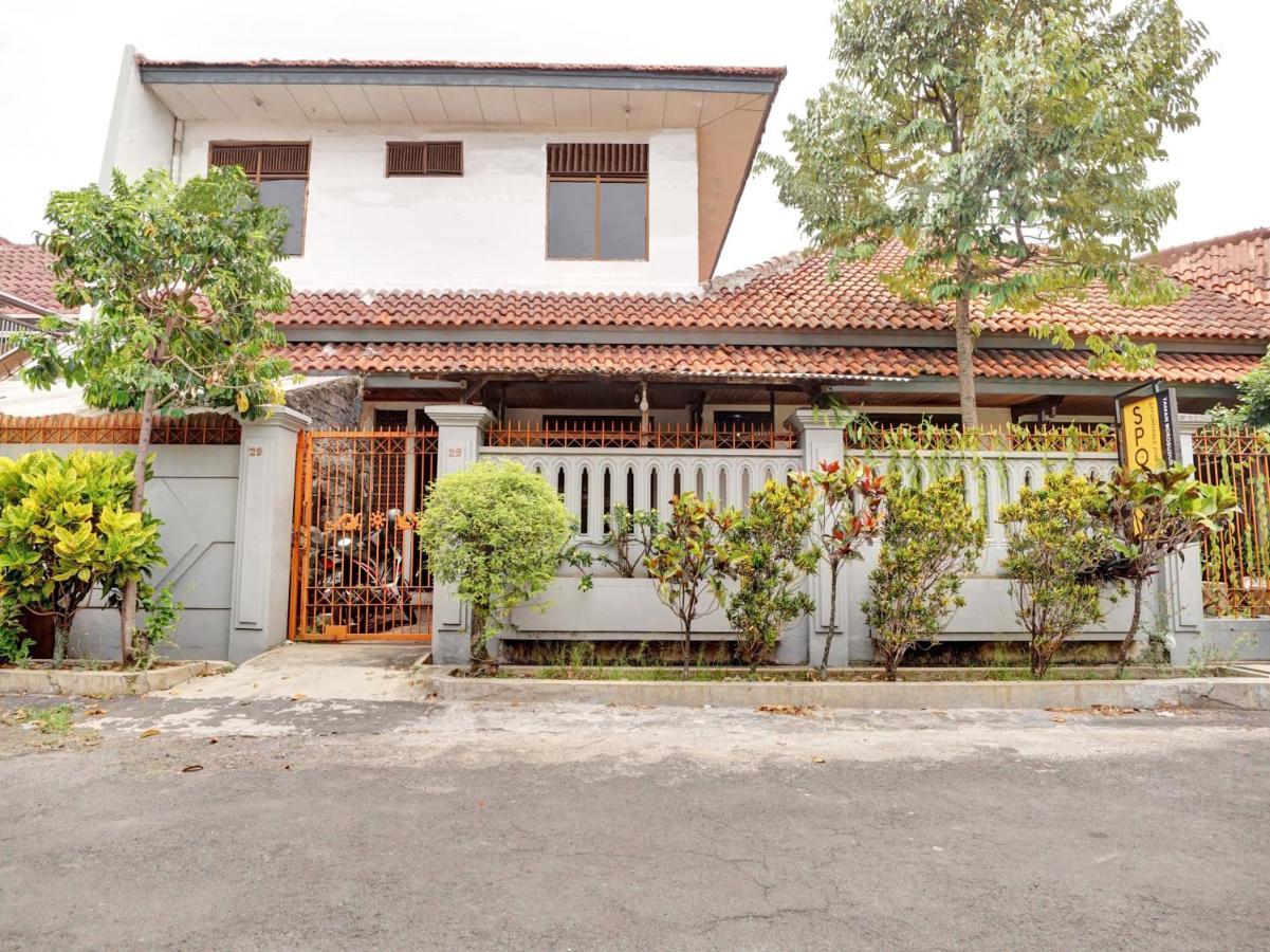 Oyo Life 90539 Taman Borobudur Guest House Syariah Blimbing  外观 照片