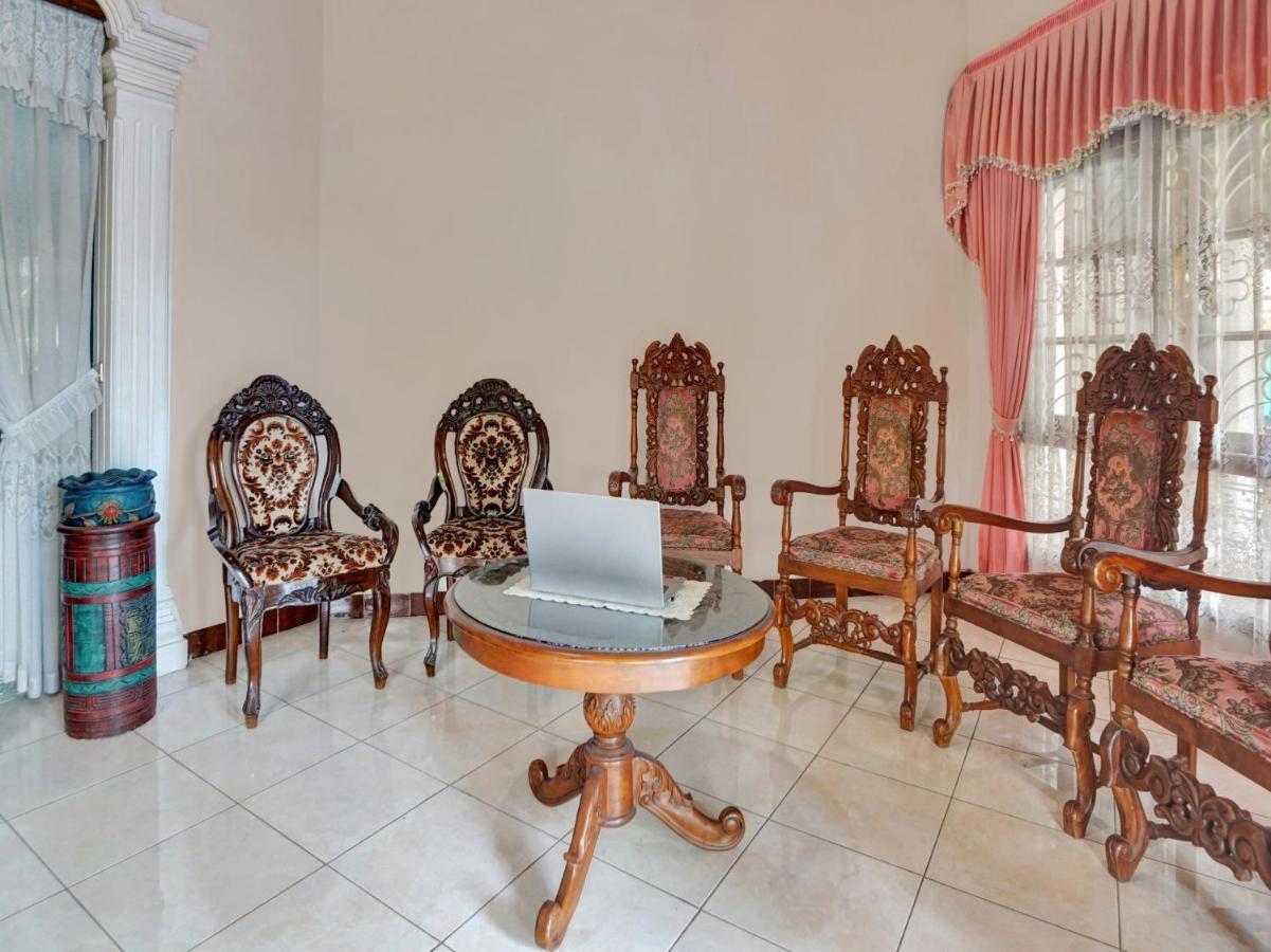 Oyo Life 90539 Taman Borobudur Guest House Syariah Blimbing  外观 照片