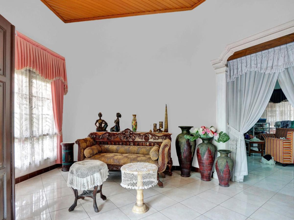 Oyo Life 90539 Taman Borobudur Guest House Syariah Blimbing  外观 照片