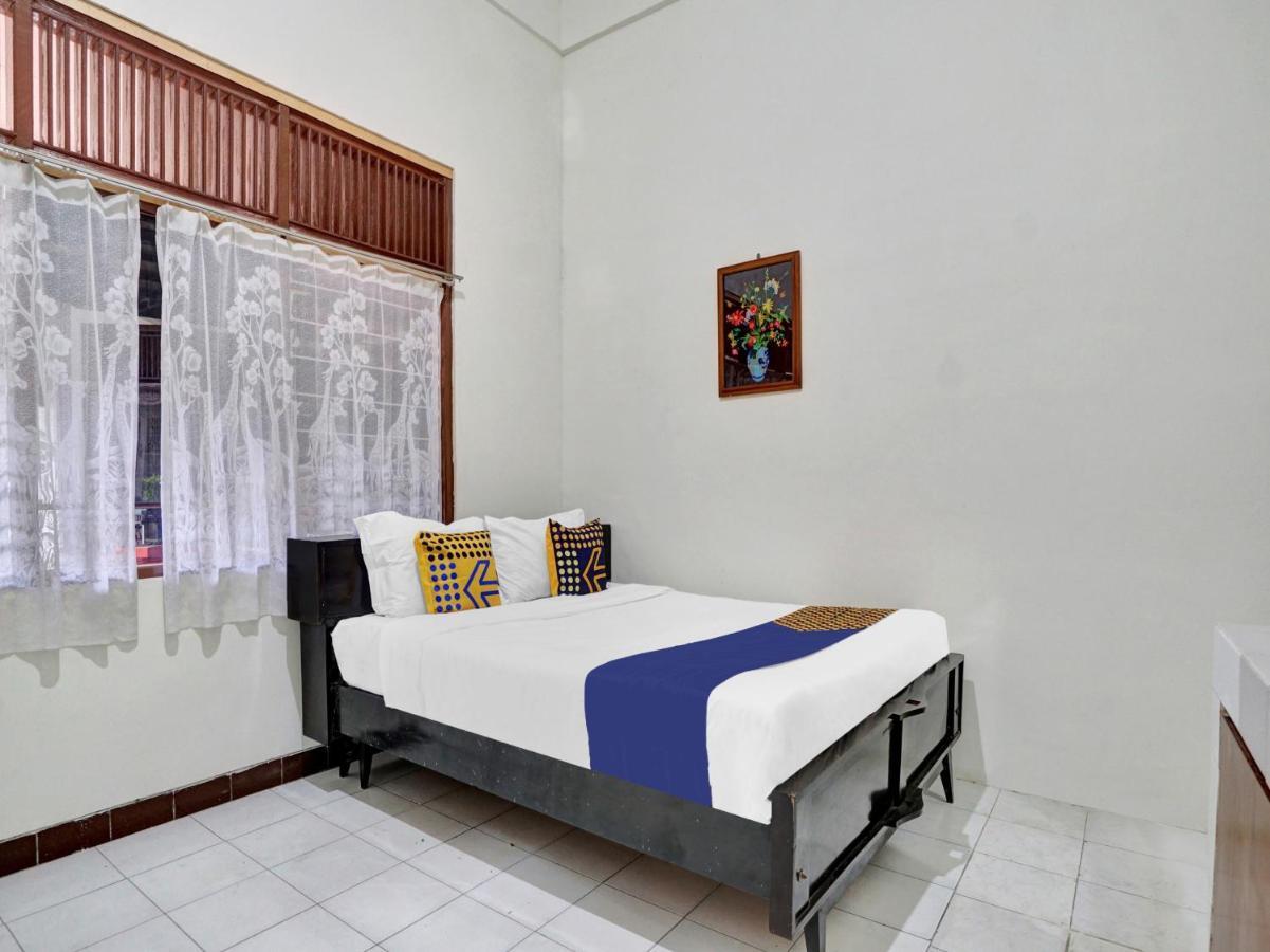 Oyo Life 90539 Taman Borobudur Guest House Syariah Blimbing  外观 照片