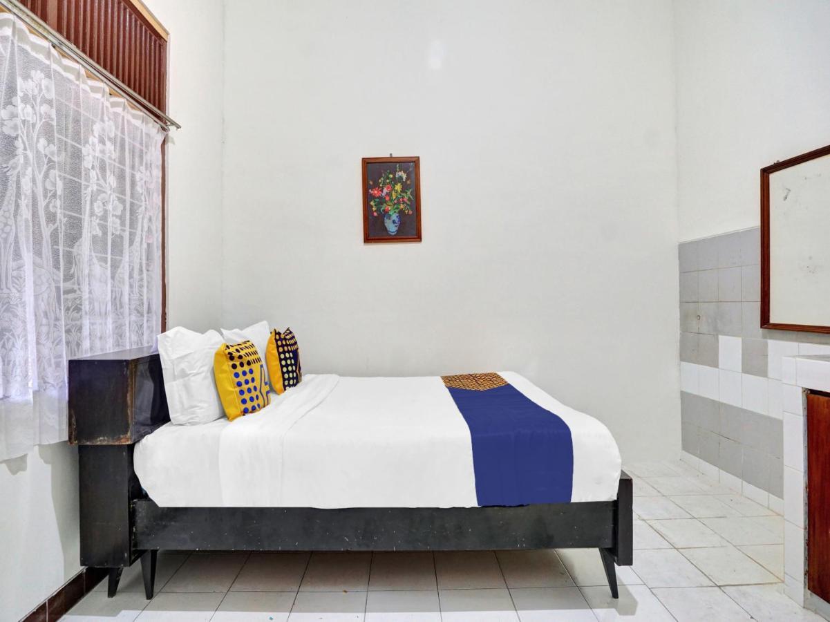 Oyo Life 90539 Taman Borobudur Guest House Syariah Blimbing  外观 照片